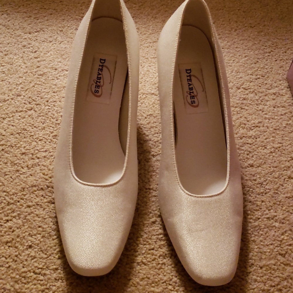Dyeables Pumps Size 6B